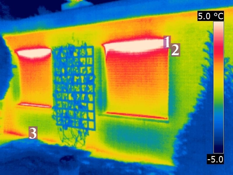 1/2: Hohe Wärmeverluste am oberen Ende trotz abgesenktem Rollladen 1/2: Hohe Wärmeverluste am oberen Ende trotz abgesenktem Rollladen