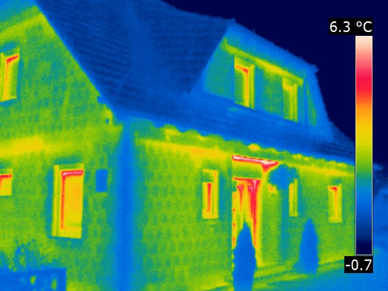 Das Thermogramm der Außenwandecke zeigt die geometrische Wärmebrücke an (abgesenkte Temperatur)