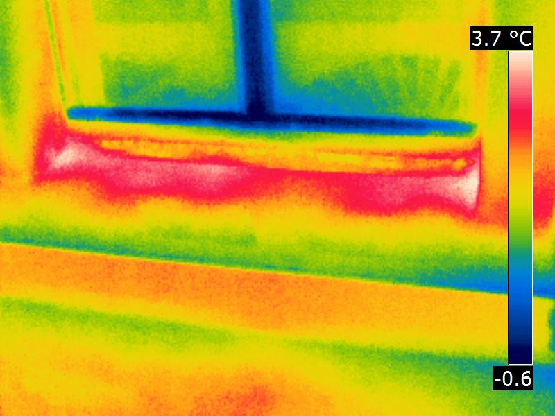 Luftundichtheit unter dem unteren Fensterprofil Luftundichtheit unter dem unteren Fensterprofil