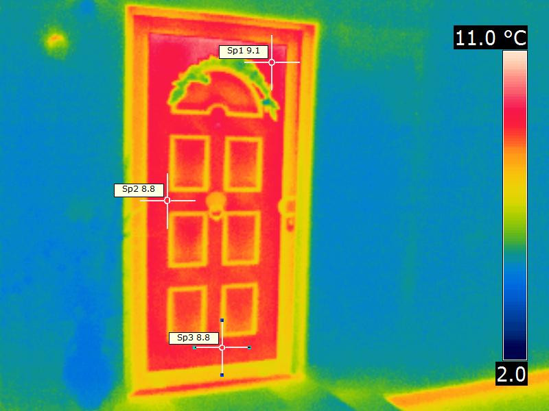 Hauseingangstür mit schwacher Wärmedämmung der Füllung