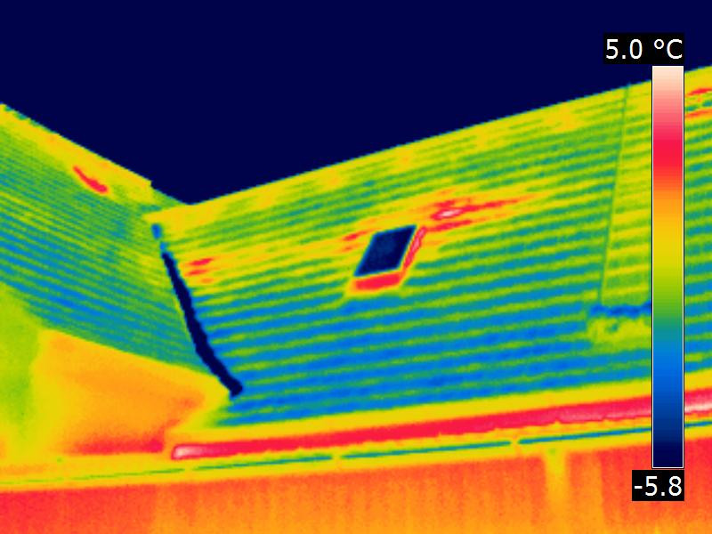 Luftundichtheiten im ausgebauten Dachgeschoss zeigen den Austritt warmer Luft Luftundichtheiten im ausgebauten Dachgeschoss zeigen den Austritt warmer Luft