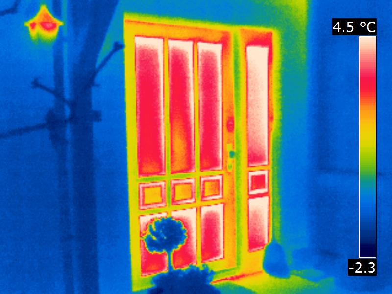 Hauseingangstür mit schwacher Dämmung der Verglasung