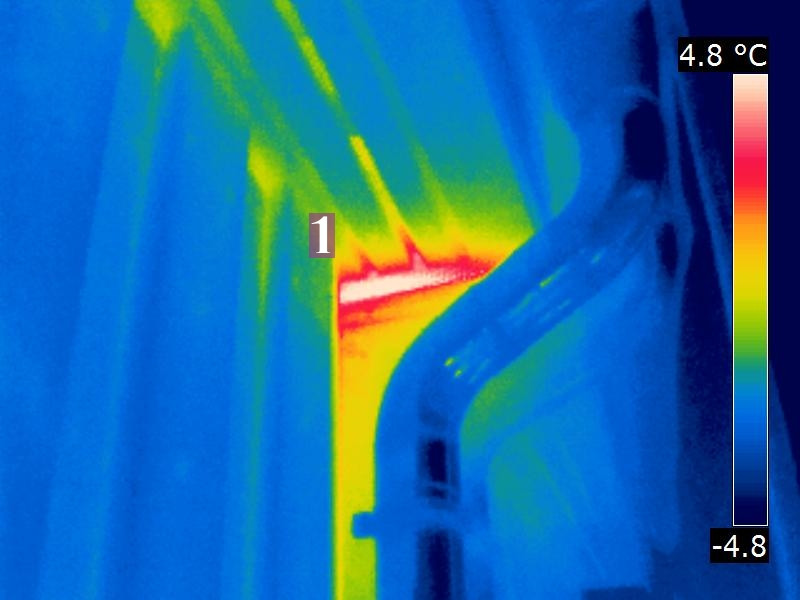 Warmluft tritt aus dem Dachkastenende aus: Wie kommt die dorthin?
