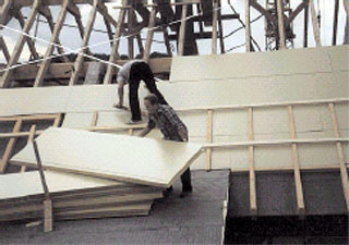 Montage der druckbelastbaren Aufsparrendämmung ohne Brettschalung Montage der druckbelastbaren Aufsparrendämmung ohne Brettschalung