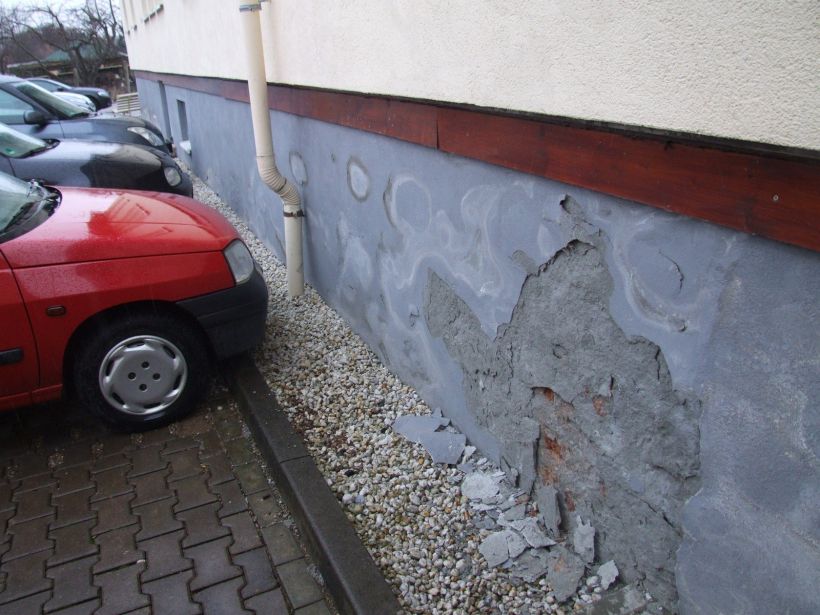 Schadensbild einer Mauerwerksdurchfeuchtung, Ursache: Rohrleitungsdefekt WC