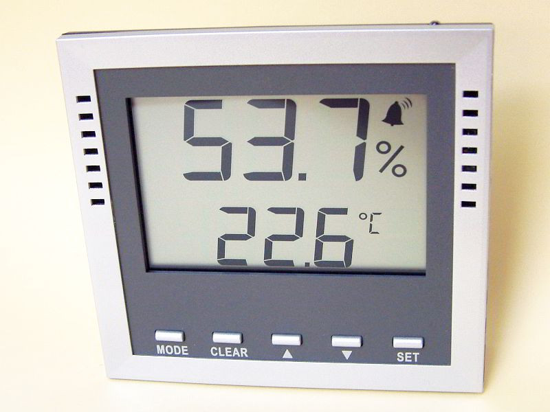 Foto eines digitalen Hygrometers mit einstellbarer Alarmfunktion (Lüftung ist notwendig))