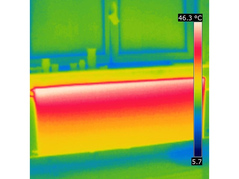 Mild temperierter, breiter Heizkörper unter dem Fenster, Vorlauftemperatur ca. 46°C