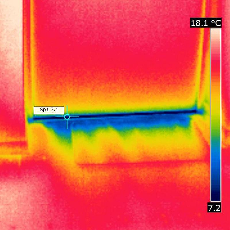 Thermogramm einer Wohnungseingangstür zeigt kalten, unbehaglichen Luftzug am Boden