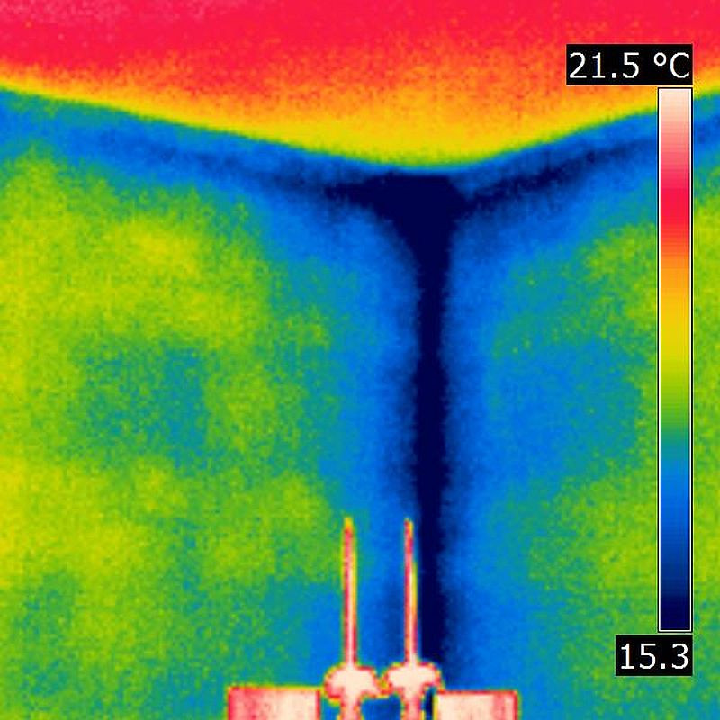 Thermogramm einer Außenwandecke von innen zur Darstellung der Wärmebrücke