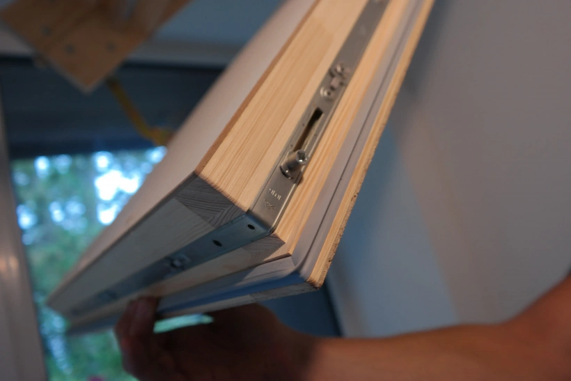 Auch bei gut verarbeiteten Produkten ist die Luftdichtheit nicht immer gegeben: Um die Ecke gelegtes Dichtband