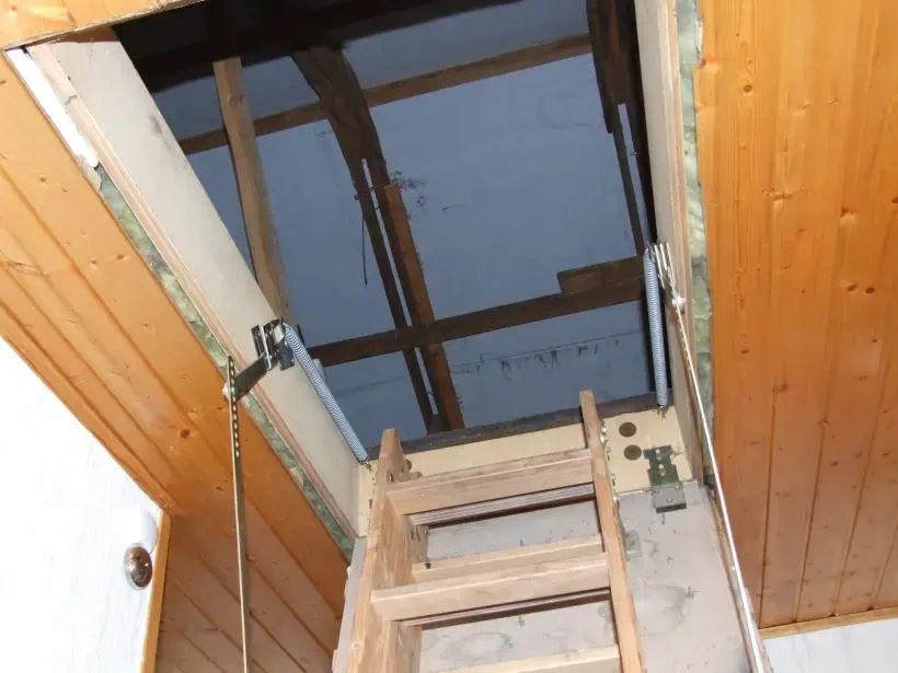 Bodeneinstieg mit gravierenden Mängeln bei der Herstellung der Luft-Dichtheit Bodeneinstieg mit gravierenden Mängeln bei der Herstellung der Luft-Dichtheit