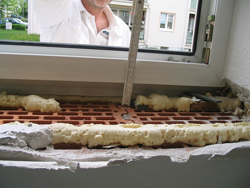 Fehlerhafte Fensterbrettmontage führt zur Unterspülung mit Kaltluft von außen