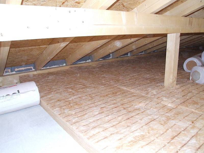 Auflage von 20 cm starken Mineralwollematten auf die Massivdecke Auflage von 20 cm starken Mineralwollematten auf die Massivdecke