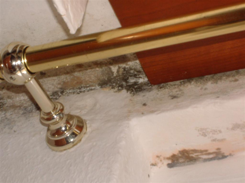 Schimmel in der Fensterlaibung und auf dem Fenstersturz Schimmel in der Fensterlaibung und auf dem Fenstersturz