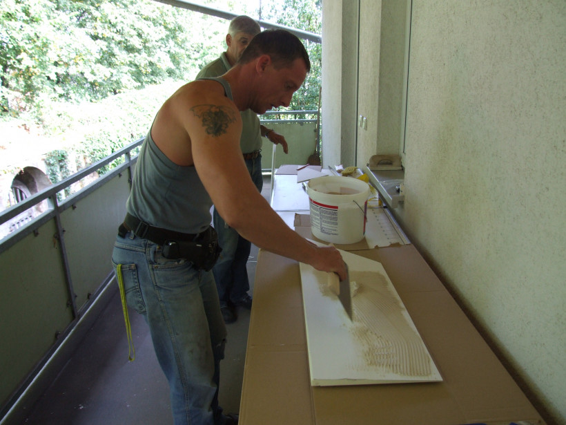 Auftragen des Klebers mit dem Zahnspachtel