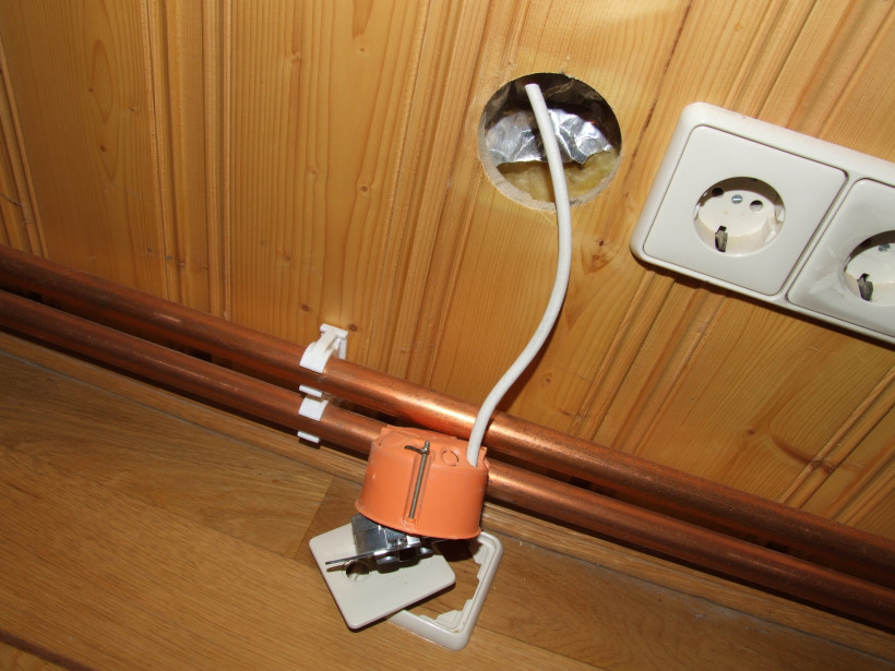 Luftdurchlässige Elektroinstallation im Dachgeschoss