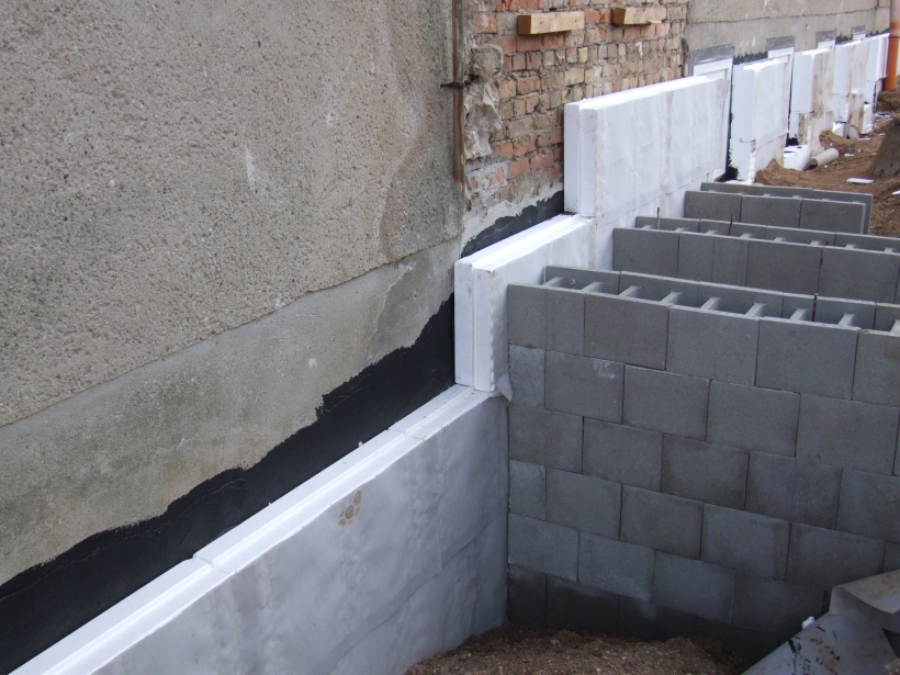 Eine massive Außentreppe bzw. die äußere Kellertreppe wird neu gestellt. 
