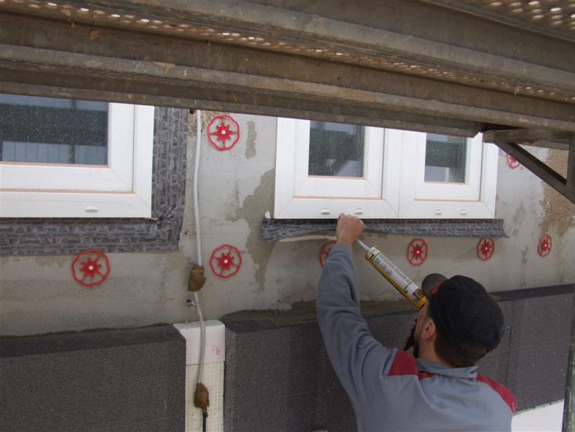 Fensterabdichtung außen mit diffusionsoffenem Klebeband