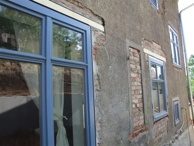 Fenstereinbau, bündig mit der Außenseite der Wand, Voraussetzung für spätere Wärmedämmung