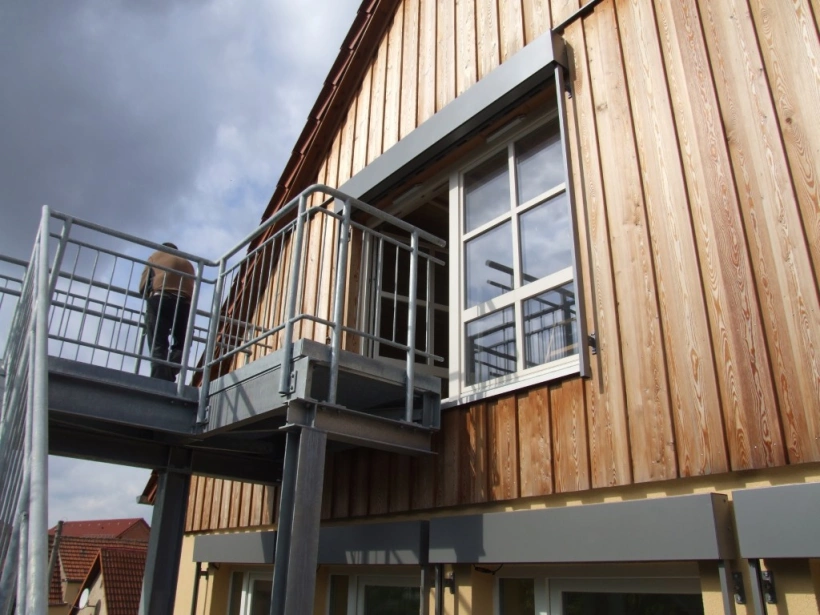 Wärmegedämmte Außenwand mit hinterlüfteter Fassade aus einer Boden-Deckel-Schalung