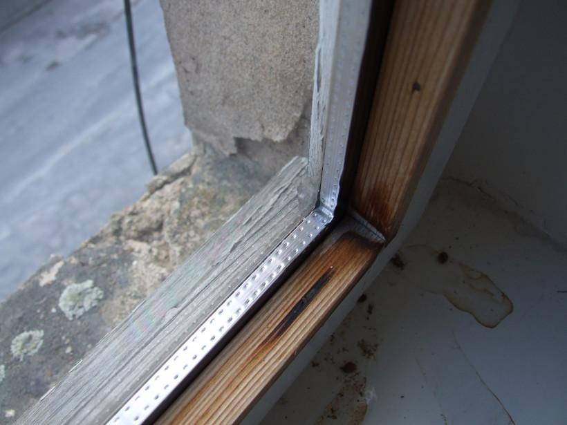 Fenster mit veralteter Isolierverglasung und stark angegriffenen Holzrahmen