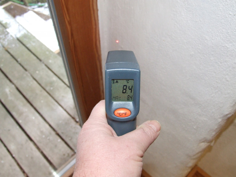 Mit einem Infrarotthermometer die Oberflächentemperatur kritischer Wandoberflächen messen Mit einem Infrarotthermometer die Oberflächentemperatur kritischer Wandoberflächen messen