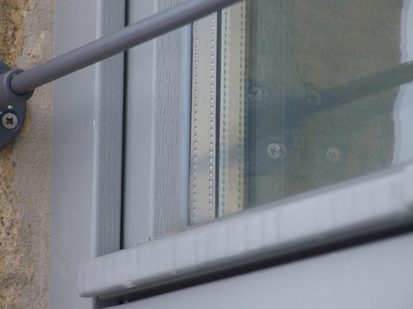 Holzfenster mit Dreifach-Wärmeschutzverglasung ohne warme Kante Holzfenster mit Dreifach-Wärmeschutzverglasung ohne warme Kante