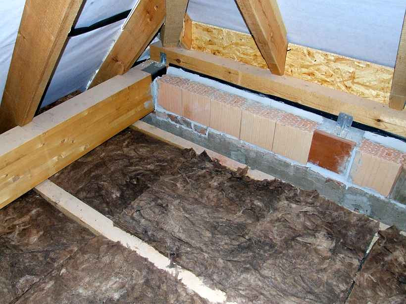 So nicht: Die Überdämmung der Mauerkrone bzw. des Ringbalkens wird häufig vergessen So nicht: Die Überdämmung der Mauerkrone bzw. des Ringbalkens wird häufig vergessen