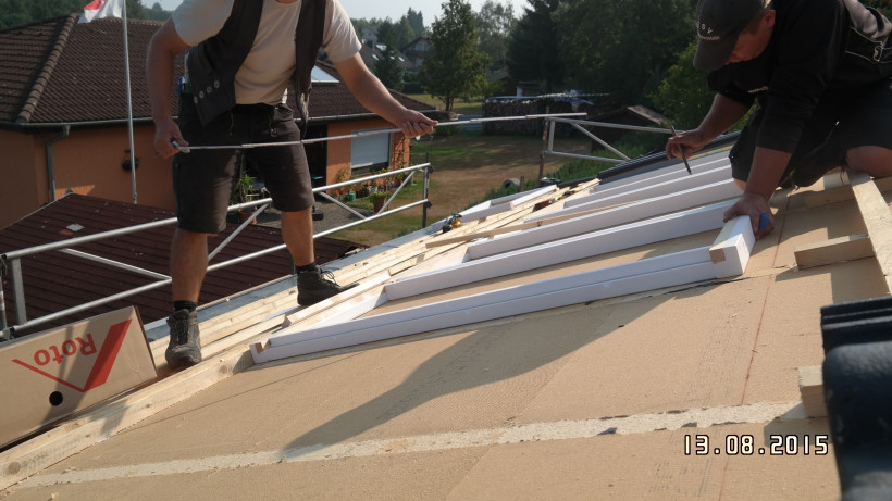 Die Dämmrahmen der Dachflächenfenster werden ausgelegt