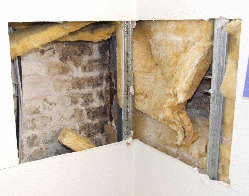 Wegen Geruchsbelästigung geöffnete Innendämmung, die hinterströmt werden konnte Wegen Geruchsbelästigung geöffnete Innendämmung, die hinterströmt werden konnte