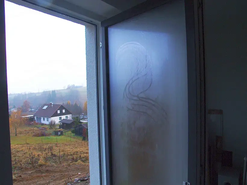 Geöffnetes Fenster mit Kondensat an der Außenscheibe