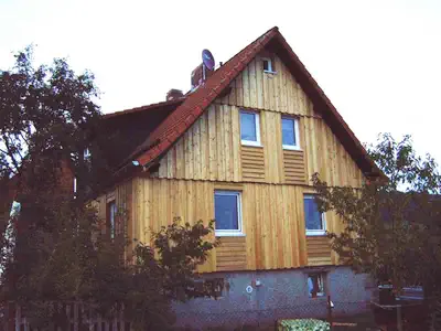 Modernisiert mit Dämmung und hinterlüfteter Fassade aus Brettschalung Lärche