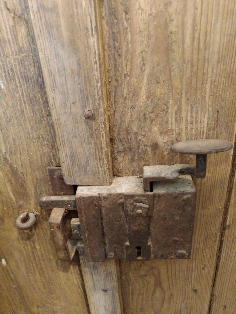 Eine Eingangstür mit Schloss aus der Zeit um 1850 