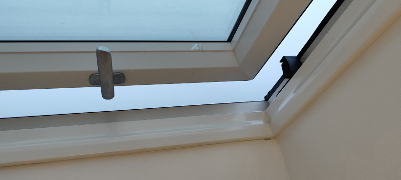 Öffnung eines liegenden Dachflächenfensters: Klapp-Schwing-Fenster