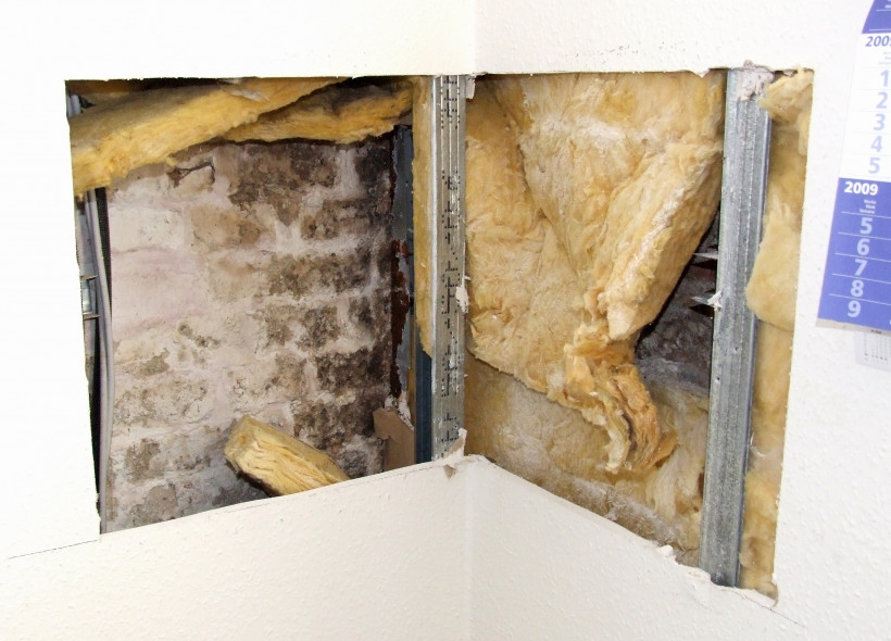 Schimmelbildung hinter liederlich verlegter Dämmung und luftdurchlässiger Ständerkonstruktion Schimmelbildung hinter liederlich verlegter Dämmung und luftdurchlässiger Ständerkonstruktion