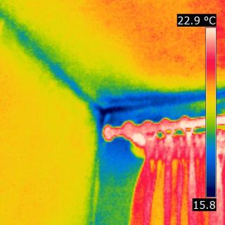 Thermogramm des Schimmelschadens im Bereich des Fenstersturzes/Außenwandecke (oben)