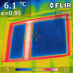 Von schräg unten thermografiert zeigt sich bei schwach gedämmten Rahmen im Glas der kalte Nachthimmel Von schräg unten thermografiert zeigt sich bei schwach gedämmten Rahmen im Glas der kalte Nachthimmel