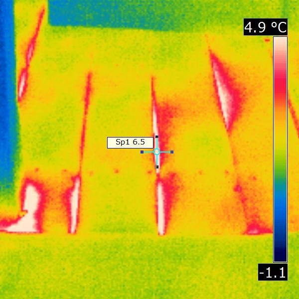 Warmluftfahnen an der Oberseite der obersten Geschossdecke (Bretter)