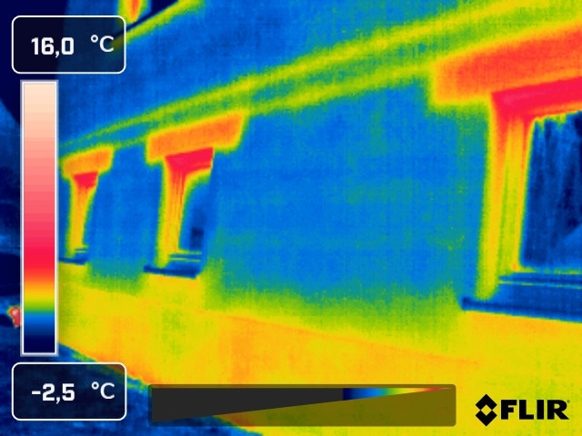 Rollladenkästen mit geringem Wärmeschutz und wahrscheinlich geringer Luftdichtheit Rollladenkästen mit geringem Wärmeschutz und wahrscheinlich geringer Luftdichtheit