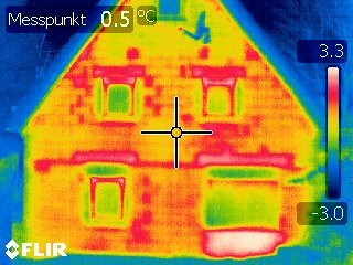 Thermogramm einer Giebelseite mit zahlreichen Wärmebrücken aus Unachtsamkeit