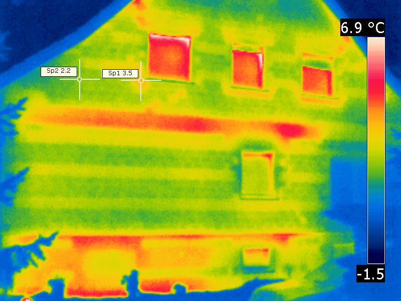 Die Decke zwischen dem Erdgeschoss und dem Dachausbau verliert Wärme