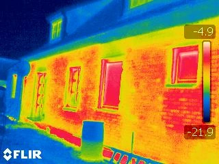 Wärmebild: Älteres Wohnhaus mit Wänden aus Normalziegeln errichtet