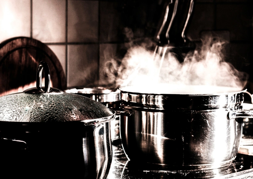Kondensierender Wasserdampf über dem Topf, links mit Deckel, Bildquelle pixabay.com