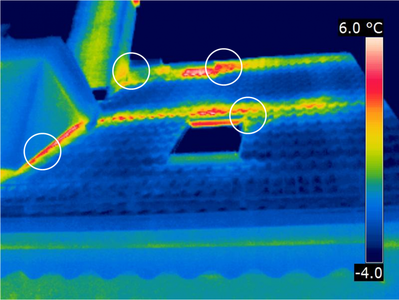 Lecks im Dachausbau: Warme Luft streicht an der Unterseite der Dachziegel und der Schornsteineinfassung entlang Thermogramm der Dachfläche zur Sichtbarmachung der Warmluftströmung unter der Dachhaut