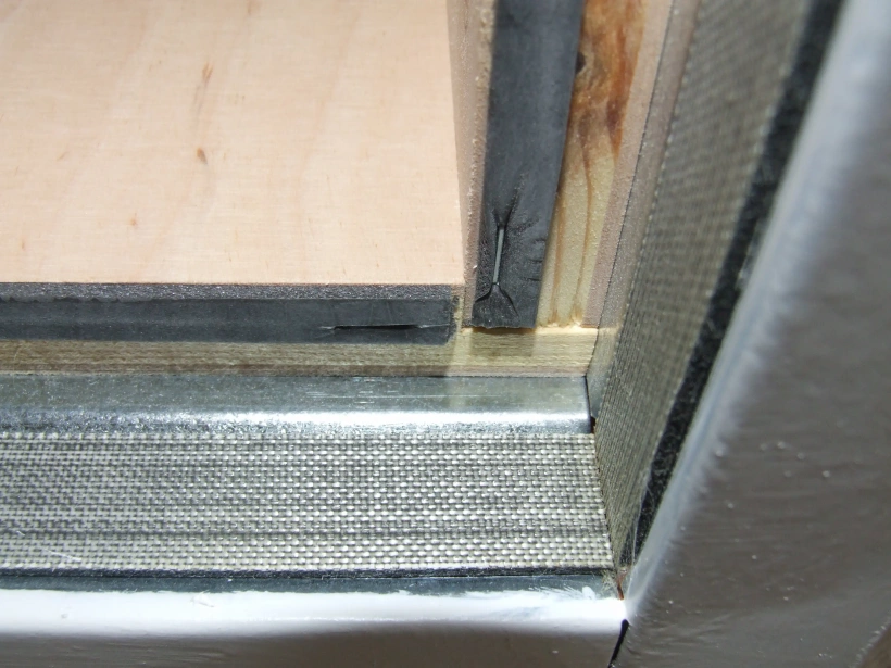 Der Luftdichtheit der Bodenluke wurde auch vom Hersteller wenig Aufmerksamkeit geschenkt Der Luftdichtheit der Bodenluke wurde auch vom Hersteller wenig Aufmerksamkeit geschenkt