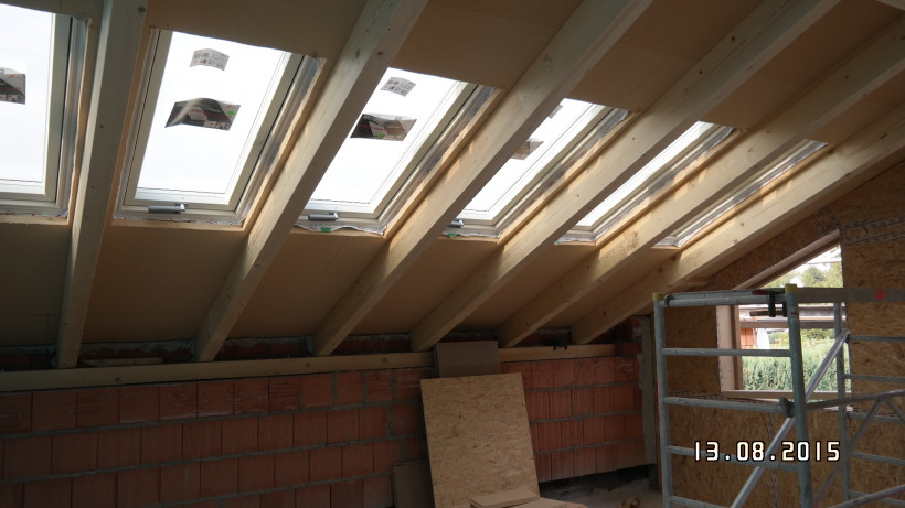 So sieht es nach dem Einbau der Dachflächenfenster von innen aus.