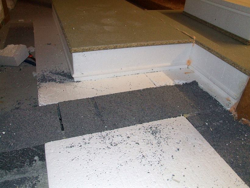 Sandwich Schaumpolystyrol aufgelegt auf erste Lage Dämmung, um auf die gewünschte Höhe zu kommen Sandwich Schaumpolystyrol aufgelegt auf erste Lage Dämmung, um auf die gewünschte Höhe zu kommen