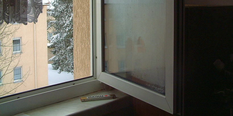 Im Winter weit geöffnetes Fenster führt zu einem raschen Luftaustausch
