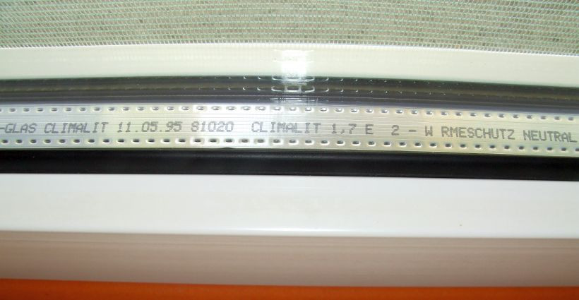 Aufdruck auf dem Glasabstandsprofil für eine zweiglasige Wärmeschutzverglasung Aufdruck auf dem Glasabstandsprofil für eine zweiglasige Wärmeschutzverglasung