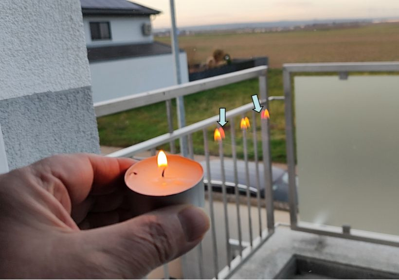 Die Kerzenflamme nahe der Innenseite der Verglasung zeigt 6, davon zwei rötliche Spiegelbilder Die Kerzenflamme nahe der Innenseite der Verglasung zeigt 6, davon zwei rötliche Spiegelbilder